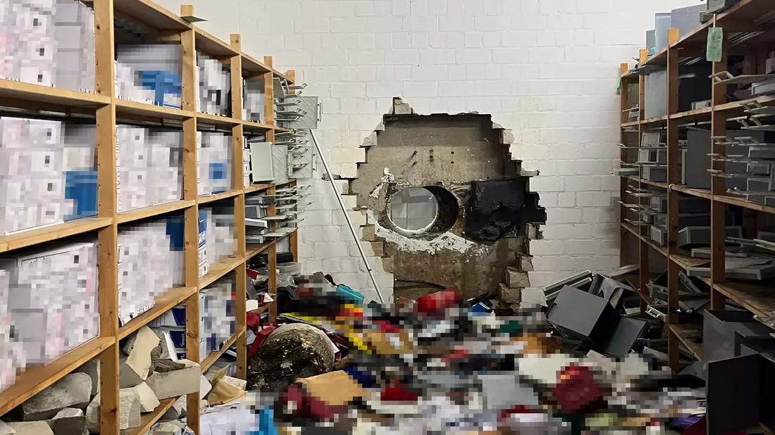 Durch ein großes Loch in der Wand waren die Täter in den Tresorraum gelangt. (Archivbild) - Bild: -/Polizei Gelsenkirchen/dpa