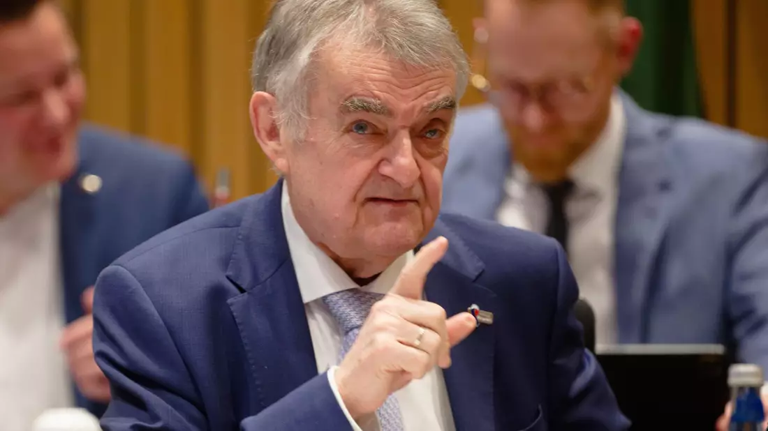 Der Anspruch der Ermittler sei: «Das Ding klären wir auf», sagt NRW-Innenminister Herbert Reul (CDU). - Bild: Henning Kaiser/dpa