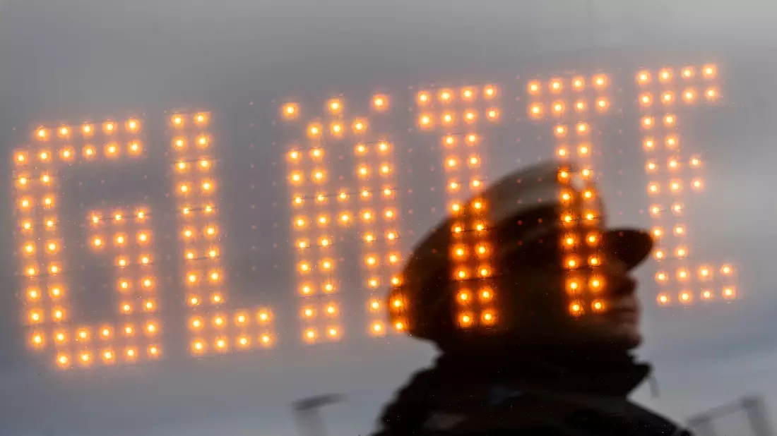Auf dem Flughafen Wien ist der Betrieb wegen Glatteis vorübergehend eingestellt worden. (Symbolfoto) - Bild: Marijan Murat/dpa