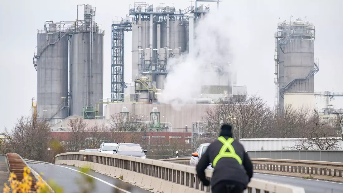 Die Chemiebranche ist besonders energieintensiv (Archivbild) - Bild: Benjamin Westhoff/dpa