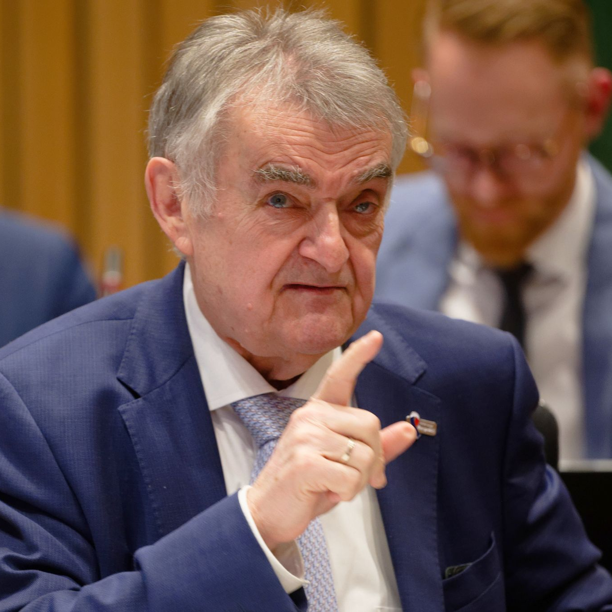 NRW-Innenminister Reul sieht eine Reihe von Fragen zum Sparkassen-Einbruch in Gelsenkirchen. - Foto: Henning Kaiser/dpa