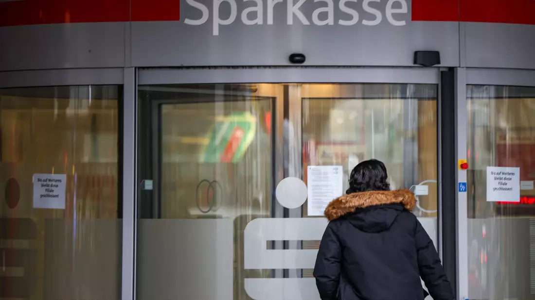 Die Filiale in Gelsenkirchen-Buer ist nach dem Einbruch weiter geschlossen. - Bild: Christoph Reichwein/dpa