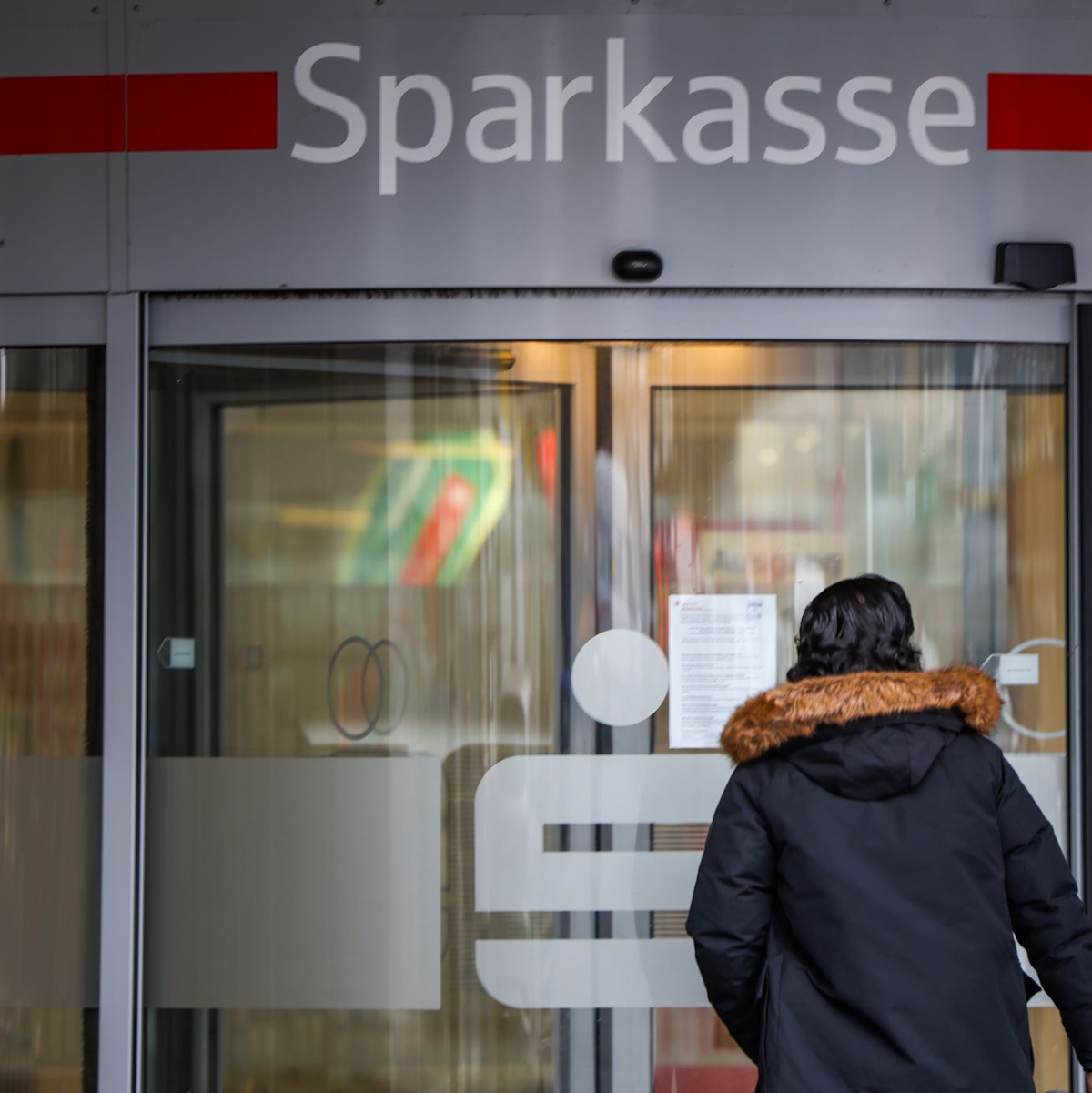 Die Gelsenkirchener Sparkasse bleibt vorerst weiter geschlossen. - Foto: Christoph Reichwein/dpa