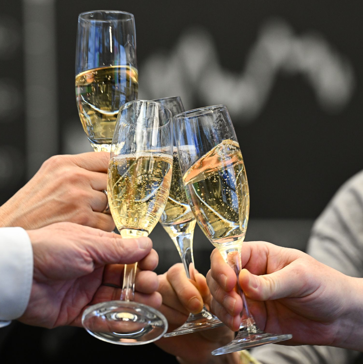 Jeder Fünfte in Deutschland investiert an der Börse. (Archivbild) - Foto: Arne Dedert/dpa