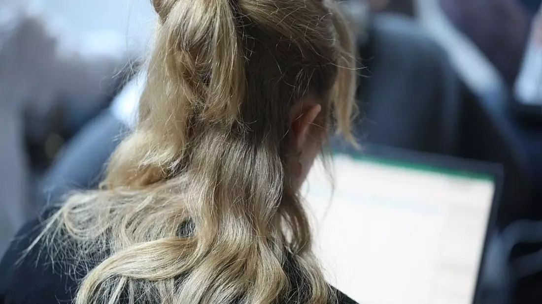 Junge Frau mit Laptop (Archiv) - Bild: via dts Nachrichtenagentur