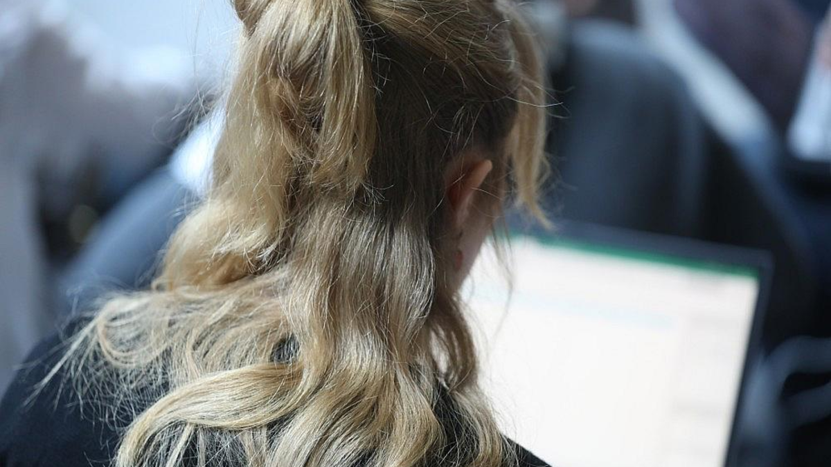 Junge Frau mit Laptop (Archiv) - Foto: via dts Nachrichtenagentur