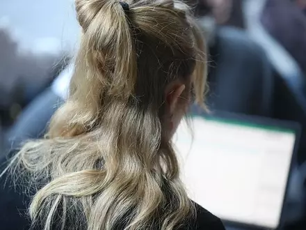 Junge Frau mit Laptop (Archiv) - Foto: via dts Nachrichtenagentur