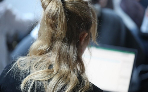 Junge Frau mit Laptop (Archiv) - Foto: via dts Nachrichtenagentur