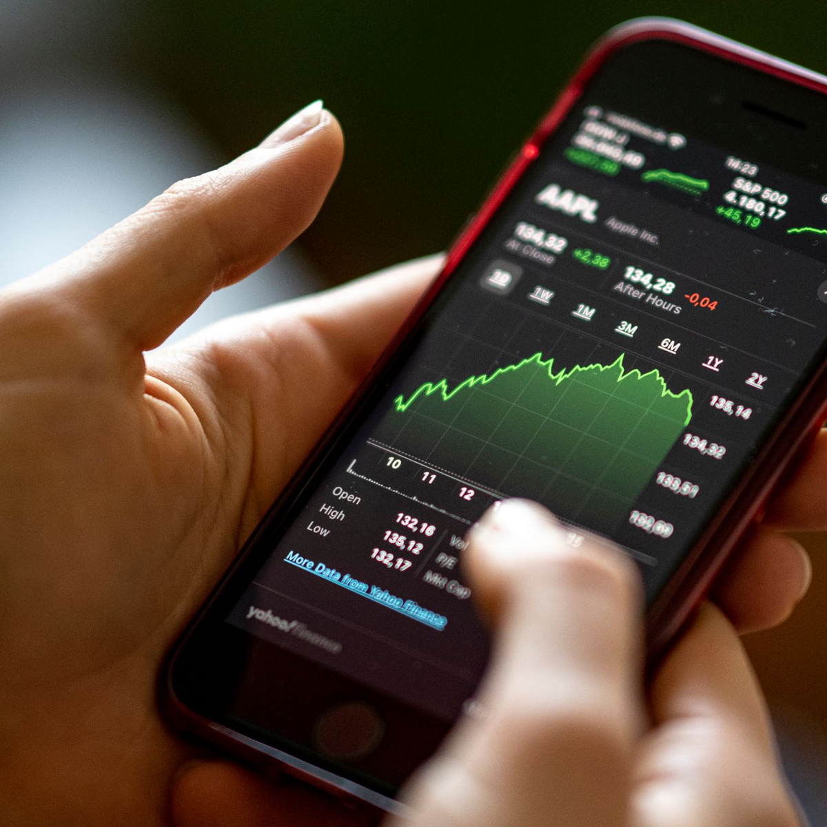 Digitale Möglichkeiten haben die Aktienanlage in den vergangenen Jahren vereinfacht. (Symbolbild) - Foto: Fabian Sommer/dpa