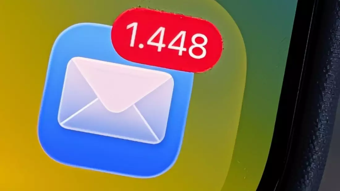 Nach einer Bitkom-Studie landen im Durchschnitt täglich 53 Mails in geschäftlichen Mail-Postfächern. - Bild: Christoph Dernbach/dpa