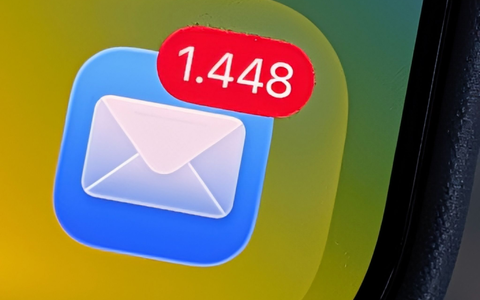 Nach einer Bitkom-Studie landen im Durchschnitt täglich 53 Mails in geschäftlichen Mail-Postfächern. - Foto: Christoph Dernbach/dpa