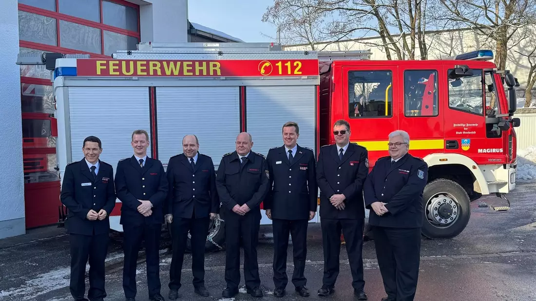 FW-EN: Neujahrsempfang des Kreisfeuerwehrverbandes im winterlichen Breckerfeld - Christoph Schöneborn zum Ehrenmitglied ernannt. - Bild: presseportal.de