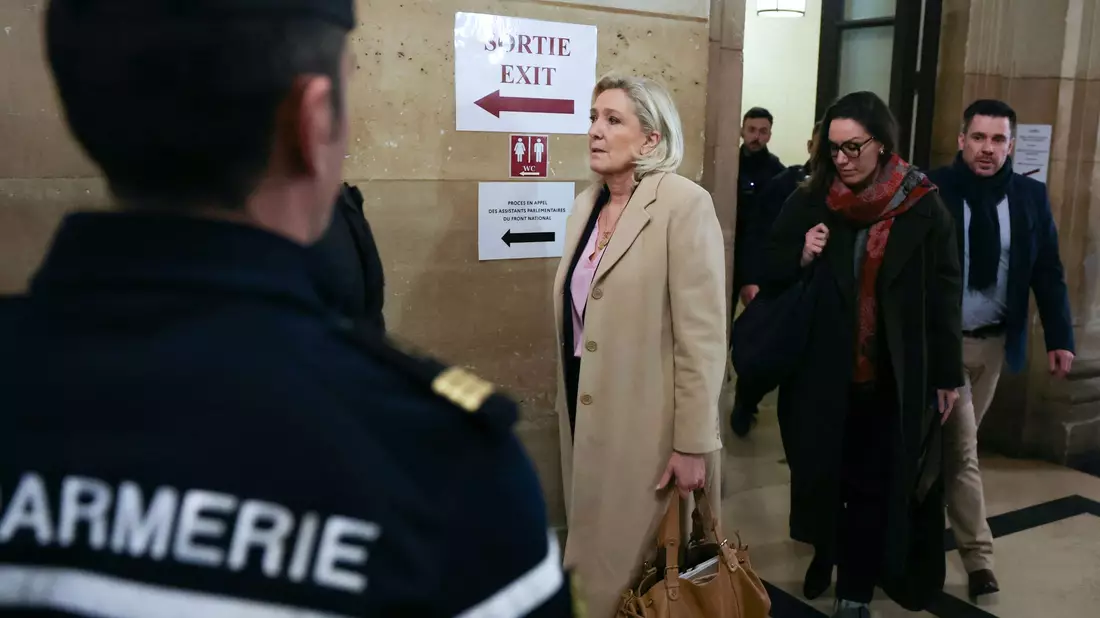 Der Ausgang des Verfahrens ist für Le Pen folgenschwer, denn es geht letztlich auch darum, ob sie 2027 bei der Präsidentschaftswahl antreten kann. - Bild: Thomas Samson/AFP/dpa