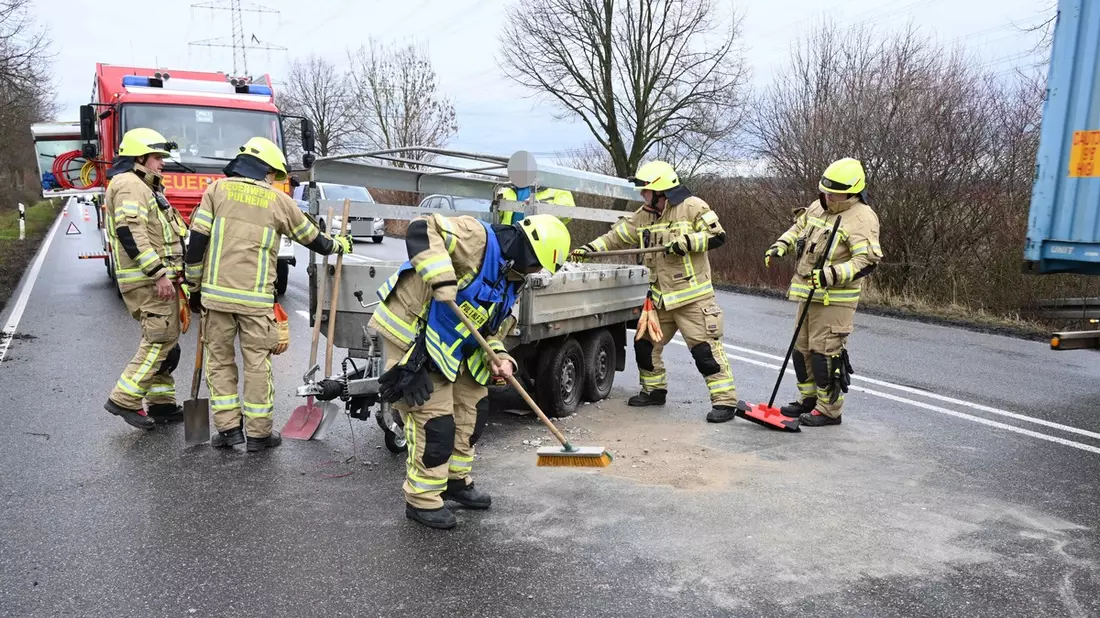 FW Pulheim: B59 blockiert: Umgekippter Anhänger und ein missglücktes Wendemanöver - Bild: presseportal.de