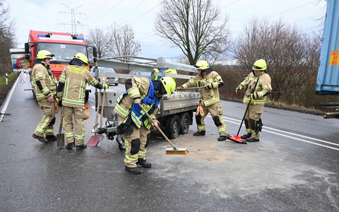 FW Pulheim: B59 blockiert: Umgekippter Anhänger und ein missglücktes Wendemanöver - Foto: presseportal.de