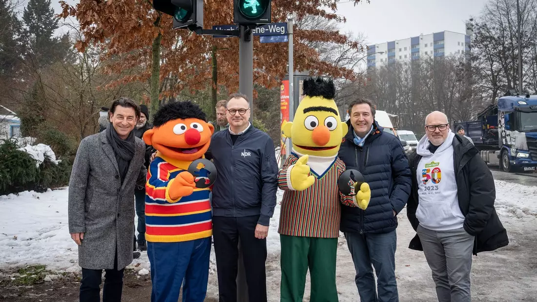 Sesamstraße regelt den Verkehr: Ernie und Bert werden Ampelmännchen in Hamburg - Bild: presseportal.de
