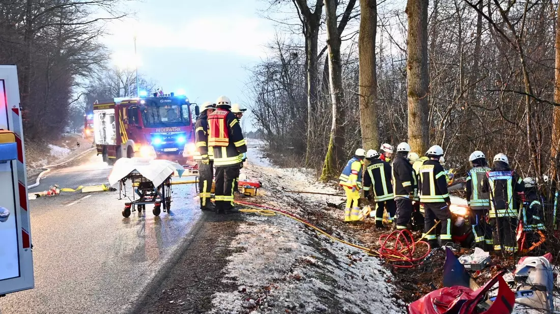 FF Olsberg: Schwerer Verkehrsunfall in Olsberg Gevelinghausen auf der Kreisstraße 15 - Bild: presseportal.de