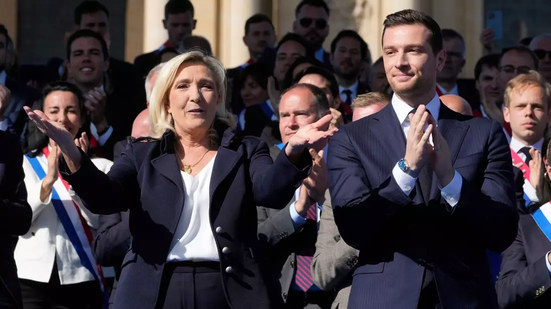 Der RN-Vorsitzende Bardella liegt in den Umfragen mittlerweile vor Le Pen. (Archivbild) - Bild: Michel Euler/AP/dpa