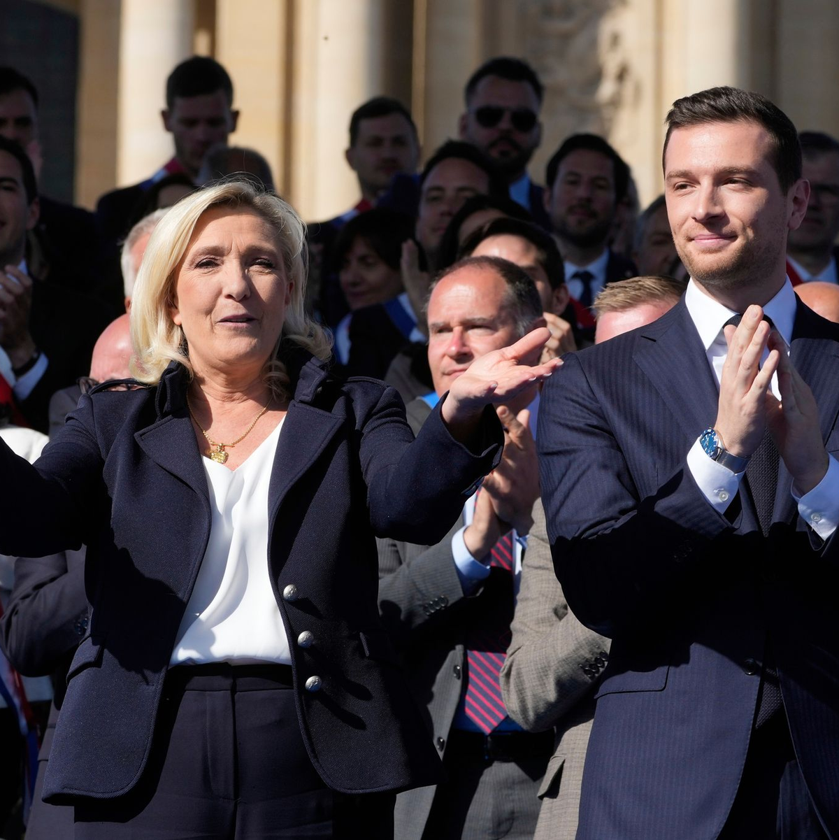 Der RN-Vorsitzende Bardella liegt in den Umfragen mittlerweile vor Le Pen. (Archivbild) - Foto: Michel Euler/AP/dpa
