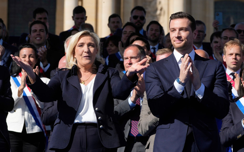 Der RN-Vorsitzende Bardella liegt in den Umfragen mittlerweile vor Le Pen. (Archivbild) - Foto: Michel Euler/AP/dpa