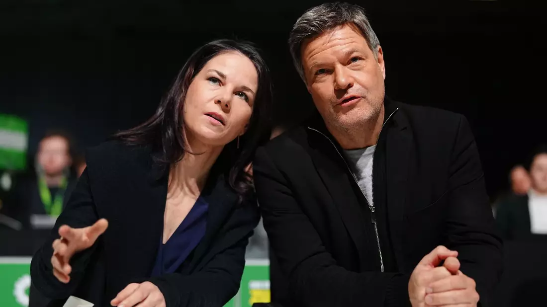 Annalena Baerbock und Robert Habeck werden in dem Gedicht aufs Korn genommen. (Archivbild) - Bild: Kay Nietfeld/dpa