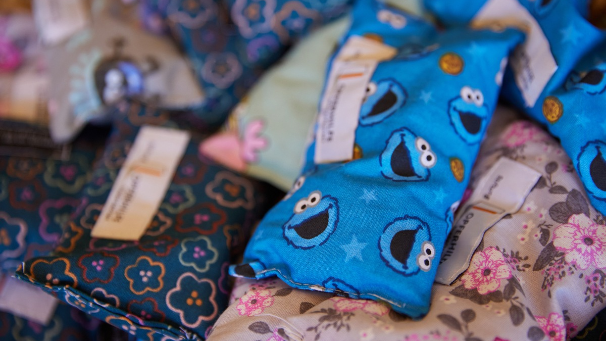 POL-H: Greifbare Entlastung bei Vernehmungen: Stiftung Opferhilfe Niedersachsen übergibt 200 Stresskissen an Polizei Hannover - Foto: presseportal.de