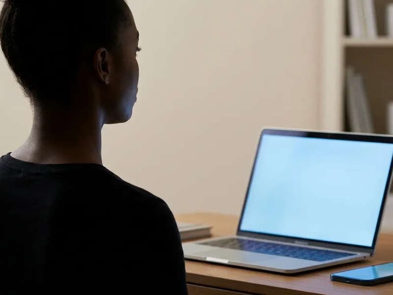 Tech-Neck: Die einfache Doppelkinn-Übung gegen Nackenschmerzen - Foto: über boerse-global.de