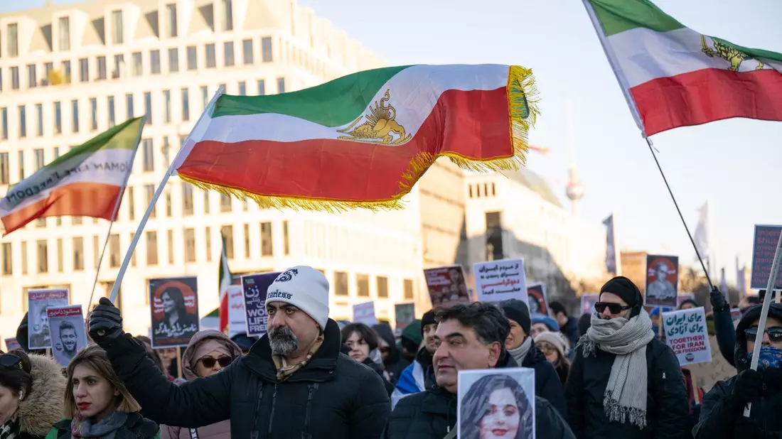 Proteste auch in Berlin: Wegen des Vorgehens von Regierungskräften gegen Demonstranten im Iran hat das Auswärtige Amt den Botschafter des Landes einbestellt.  - Bild: Christophe Gateau/dpa