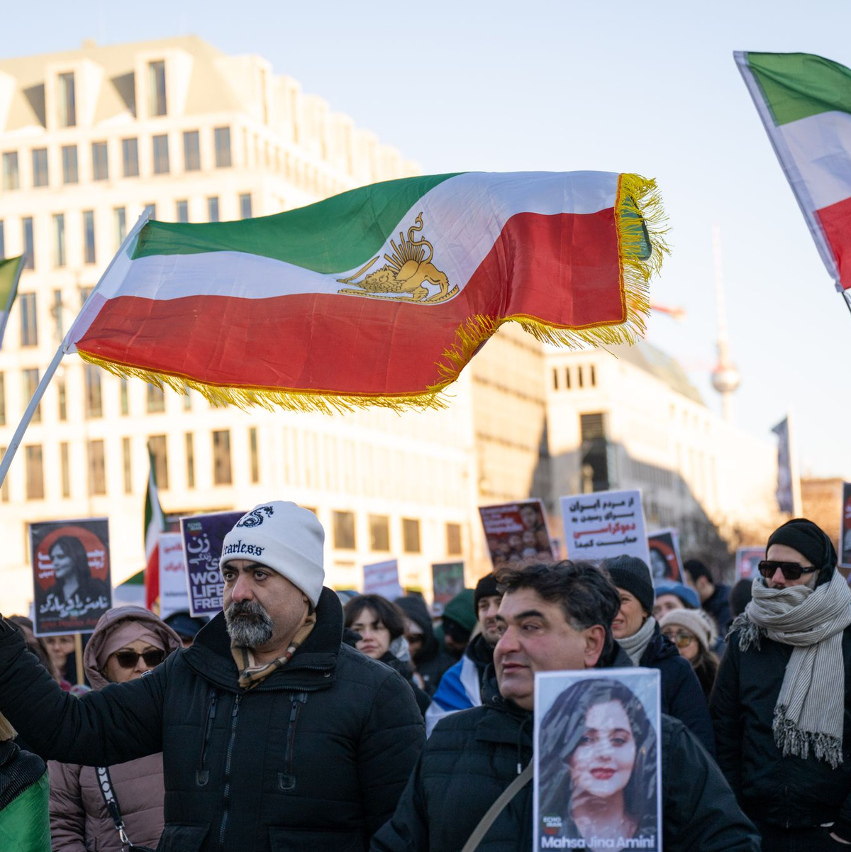 Proteste auch in Berlin: Wegen des Vorgehens von Regierungskräften gegen Demonstranten im Iran hat das Auswärtige Amt den Botschafter des Landes einbestellt.  - Foto: Christophe Gateau/dpa