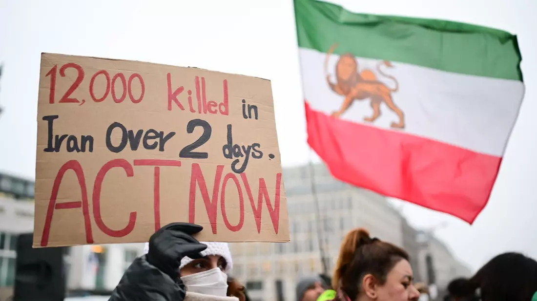 Solidarität mit den Demonstranten im Iran auch in Berlin: Nun hat das Auswärtige Amt den Botschafter des Landes einbestellt. - Bild: Sebastian Christoph Gollnow/dpa