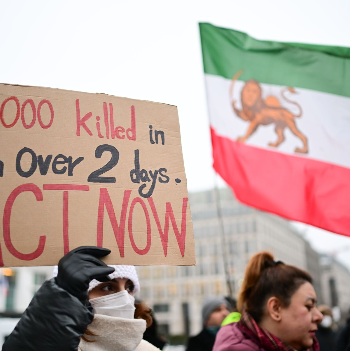 Solidarität mit den Demonstranten im Iran auch in Berlin: Nun hat das Auswärtige Amt den Botschafter des Landes einbestellt. - Foto: Sebastian Christoph Gollnow/dpa