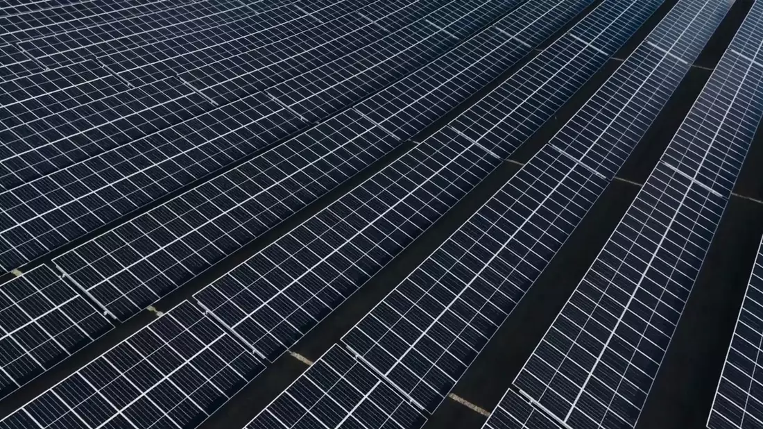 Ausbau der dezentralen Energieversorgung in Bayern: Die Connected Dots Holding GmbH erwirbt umfangreiches Photovoltaik-Projektportfolio - Bild: presseportal.de