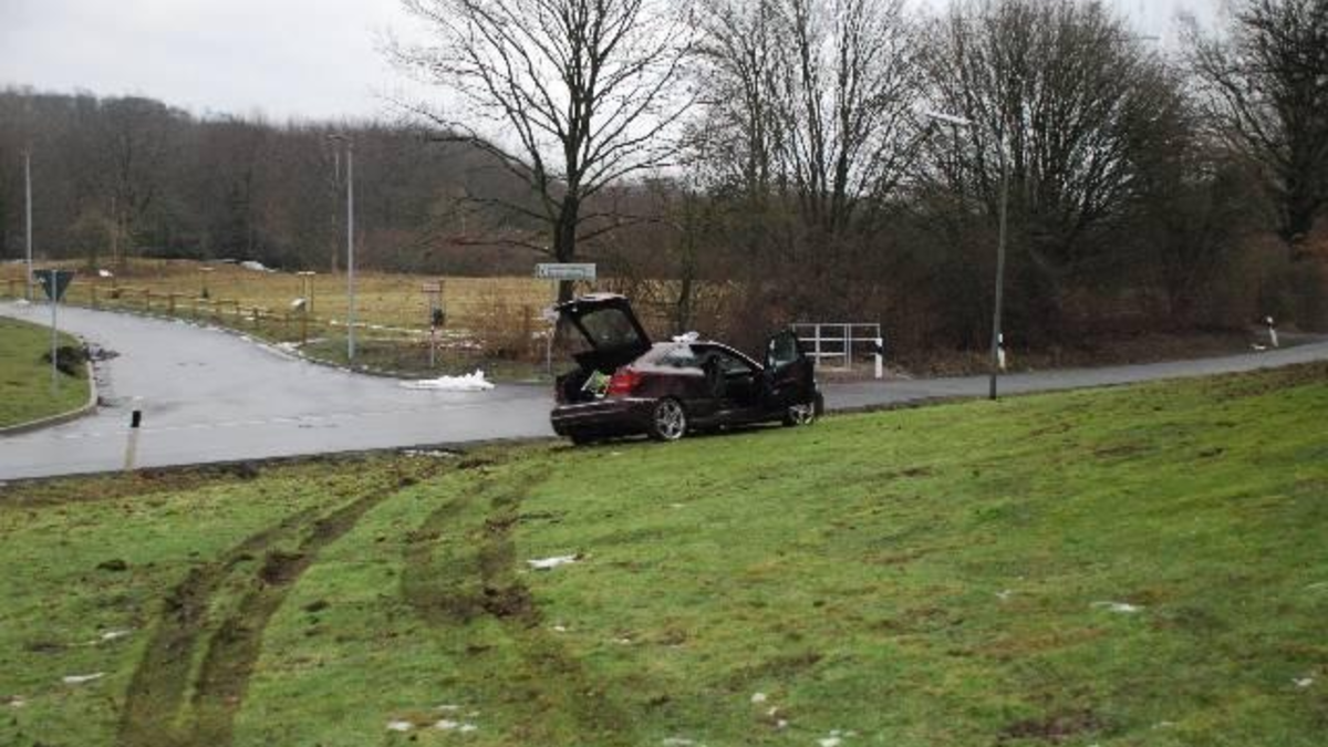 POL-OS: Osnabrück/Schölerberg: Ohne Führerschein - Auto und Kennzeichen gestohlen - Verfolgungsfahrt endet mit drei Festnahmen und Drogenfunden - Foto: presseportal.de