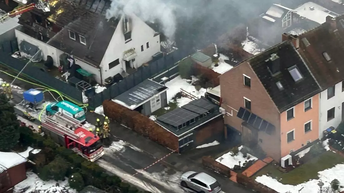 FW-HB: Dachstuhlbrand löst Großeinsatz der Feuerwehr Bremen aus - Bild: presseportal.de