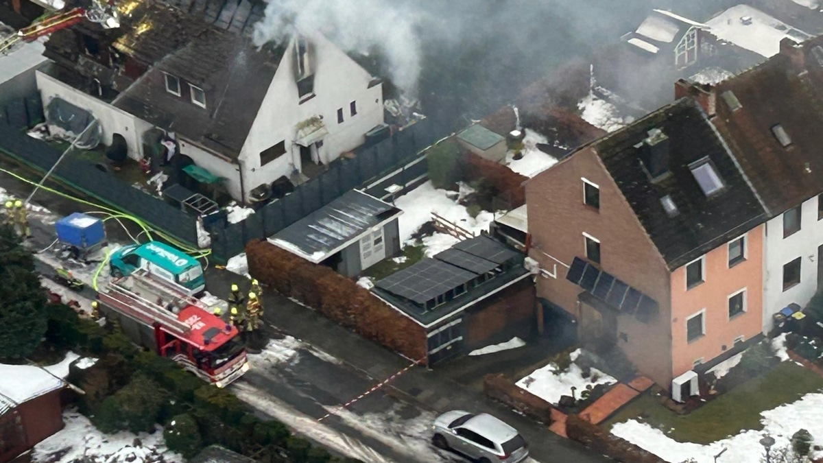 FW-HB: Dachstuhlbrand löst Großeinsatz der Feuerwehr Bremen aus - Foto: presseportal.de