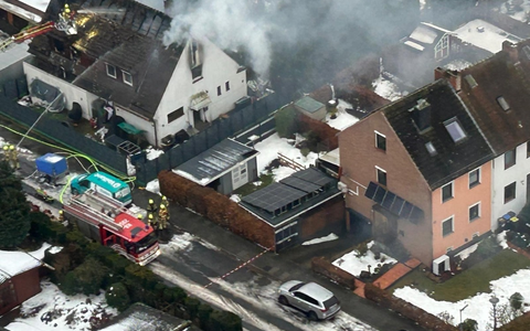 FW-HB: Dachstuhlbrand löst Großeinsatz der Feuerwehr Bremen aus - Foto: presseportal.de