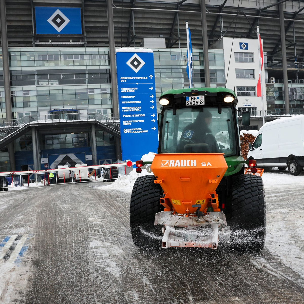 Ein kleines Räum- und Streufahrzeug ist auf dem Parkplatz am Volksparkstadion unterwegs. - Foto: Christian Charisius/dpa
