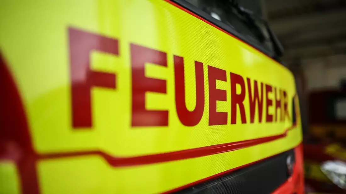 FW Ratingen: Rauchentwicklung in Lagerhalle durch brennende Fritteuse - drei Personen gerettet - Bild: presseportal.de