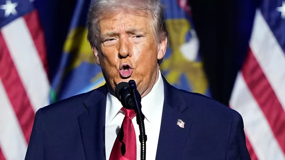 Auch um obszöne Gesten nicht verlegen: Auf unrühmliche Beschimpfungen reagiert der US-Präsident schon auch mal mit dem Mittelfinger.  - Bild: Ryan Sun/AP/dpa