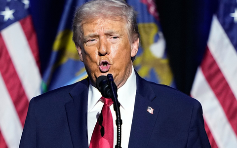 Auch um obszöne Gesten nicht verlegen: Auf unrühmliche Beschimpfungen reagiert der US-Präsident schon auch mal mit dem Mittelfinger.  - Foto: Ryan Sun/AP/dpa