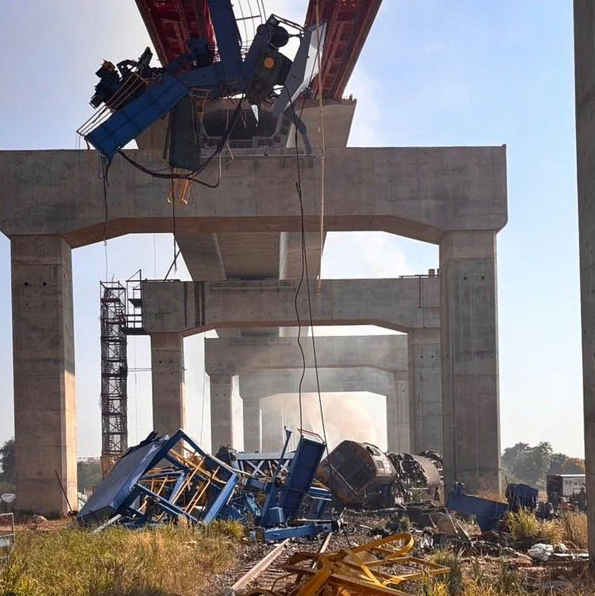 Der Kran war an Bauarbeiten an einer Hochgeschwindigkeitsstrecke beteiligt. - Foto: Uncredited/State Railway of Thailand/dpa