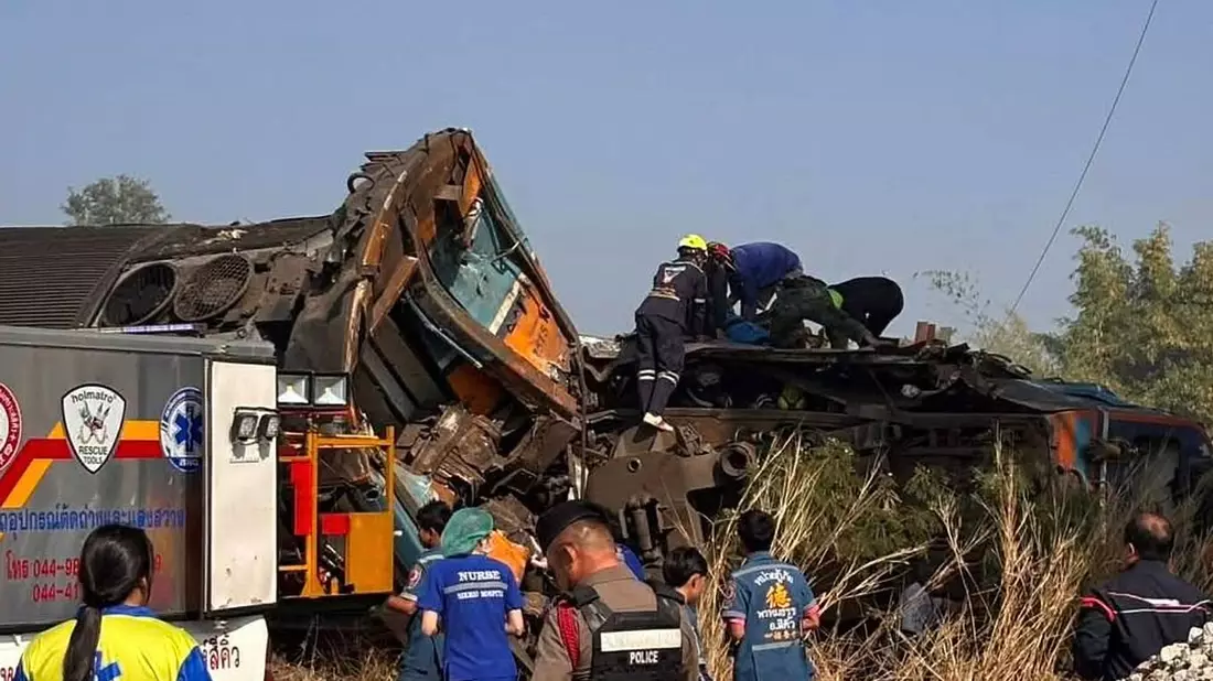 Einsatzteams versuchten, eingeschlossene Menschen zu befreien. - Bild: Uncredited/State Railway of Thailand/AP/dpa