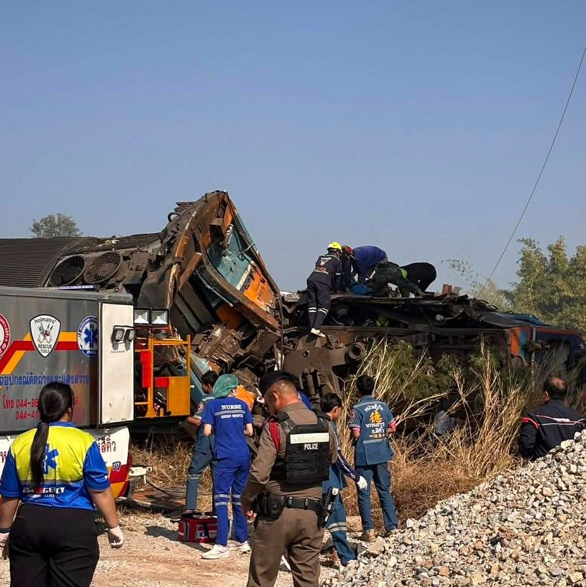 Einsatzteams versuchten, eingeschlossene Menschen zu befreien. - Foto: Uncredited/State Railway of Thailand/AP/dpa