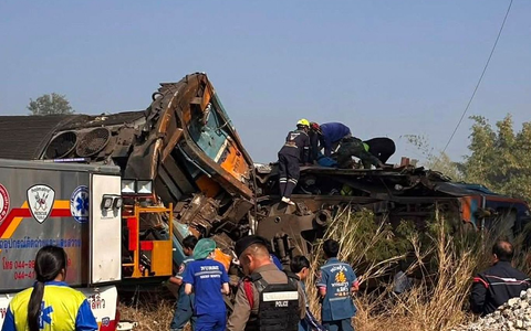 Einsatzteams versuchten, eingeschlossene Menschen zu befreien. - Foto: Uncredited/State Railway of Thailand/AP/dpa