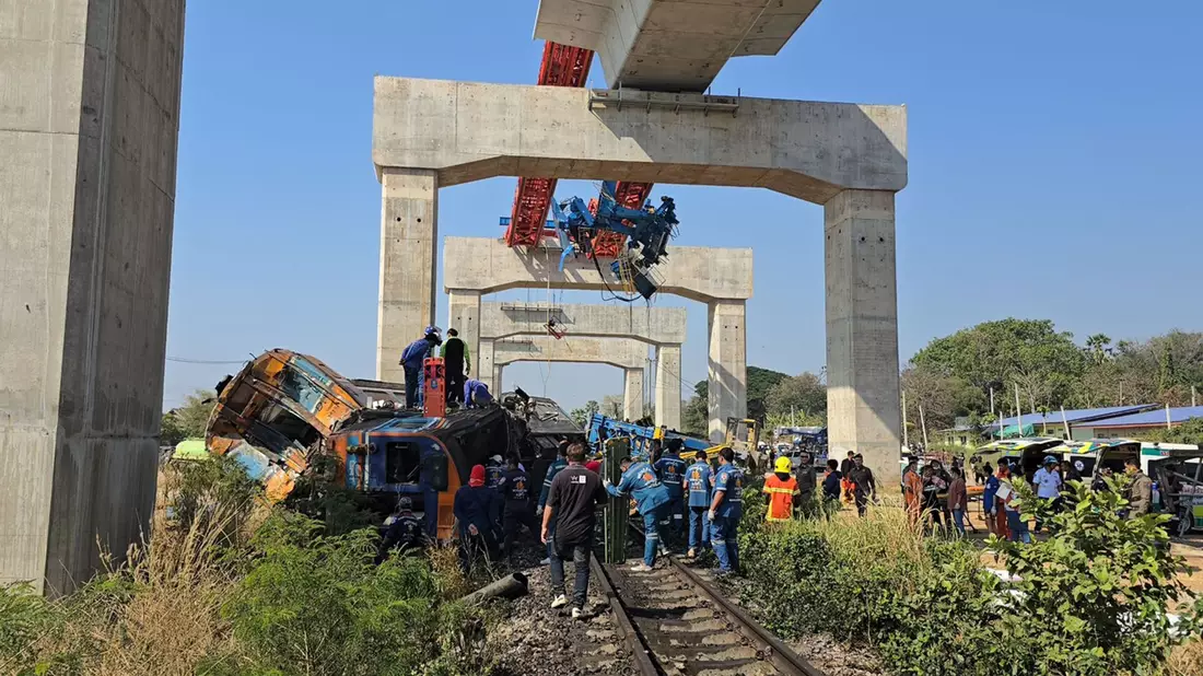Der Zug war mit drei Waggons mit voller Geschwindigkeit unterwegs. - Bild: Uncredited/XinHua/dpa