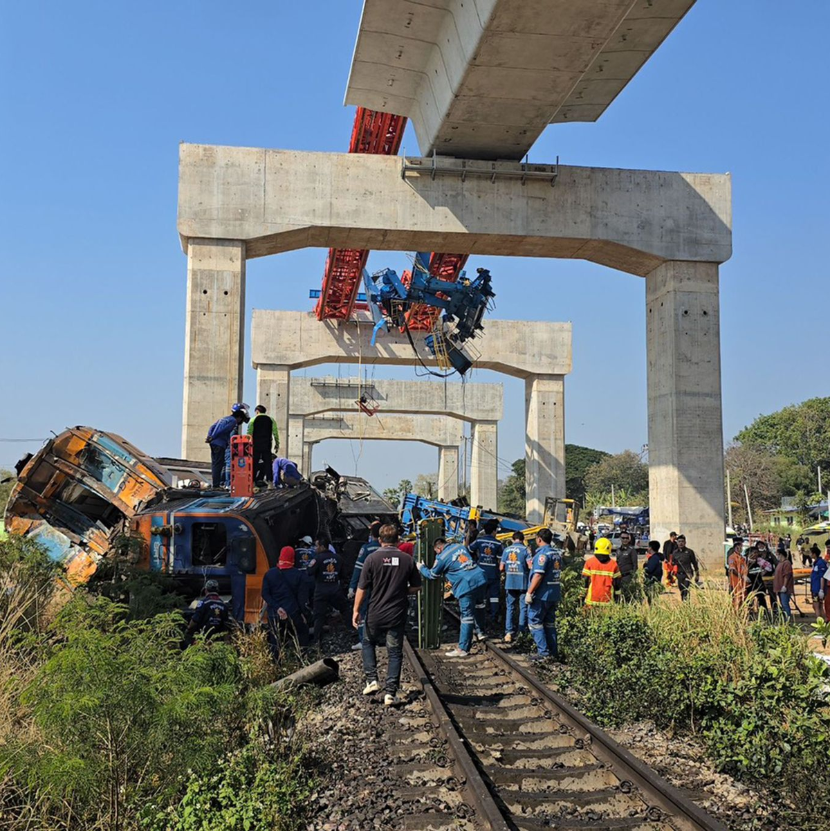 Der Zug war mit drei Waggons mit voller Geschwindigkeit unterwegs. - Foto: Uncredited/XinHua/dpa