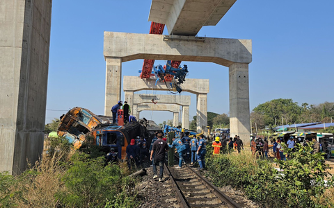 Der Zug war mit drei Waggons mit voller Geschwindigkeit unterwegs. - Foto: Uncredited/XinHua/dpa