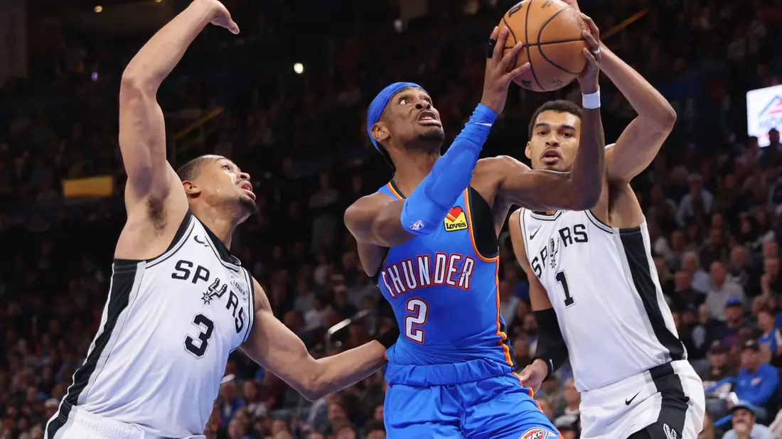 Oklahomas Shai Gilgeous-Alexander (M) erzielte 34 Punkte gegen die Spurs.  - Bild: Nate Billings/AP/dpa