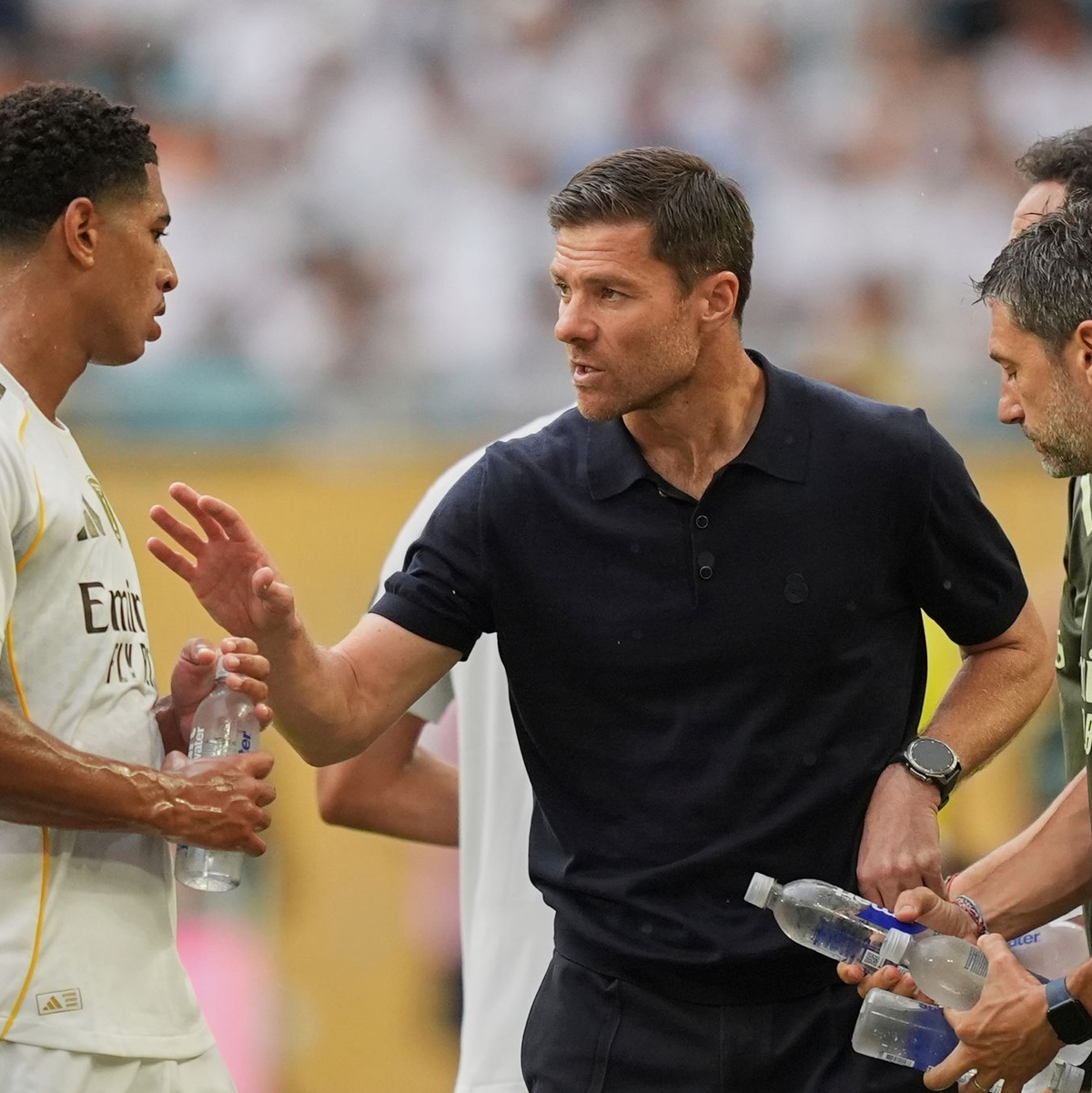 Bellingham (l) wehrt sich nach Kritik rund um das Aus von Ex-Coach Alonso (M). (Archivbild) - Foto: Rebecca Blackwell/AP/dpa