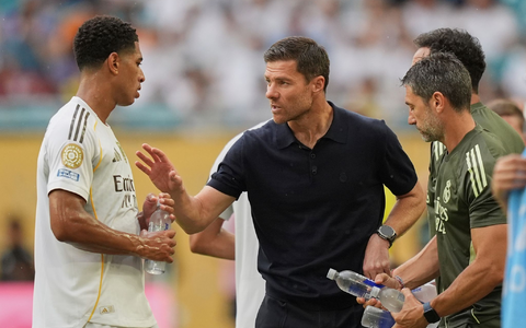 Bellingham (l) wehrt sich nach Kritik rund um das Aus von Ex-Coach Alonso (M). (Archivbild) - Foto: Rebecca Blackwell/AP/dpa